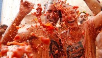 Festival Tomatina digelar di desa Bunol, sebuah desa kecil dekat Valencia, Spanyol. Acara ini selalu digelar setiap hari Rabu terakhir di bulan Agustus. Foto: alberto saiz/istimewa