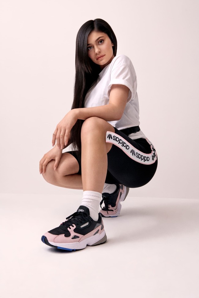 Unggahan tersebut disertai foto Kylie berpose dengan sneakers Adidas Falcons. Sebagai penggemar setia brand ini, Kylie sangat mewakili spirit Falcon dan kami sangat senang mengumumkan Kylie sebagai wajah kampanye produk tersebut, demikian bunyi pernyataan resmi Adidas seperti dikutip Fashionista. Foto: Instagram