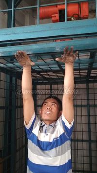 Melamun, Lengan Perempuan Terjepit Lift Diler Motor Bandung