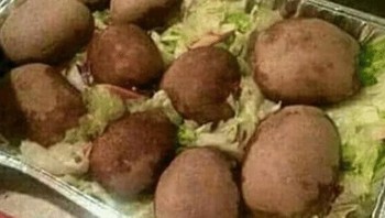 Siapa yang mau makan salad kentang tanpa dikupas ini? Yang memasak memang malas. (Foto: Brightside)