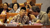 Muhadjir Effendy saat memaparkan soal DIM RUU.