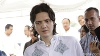 Fauzi Albar juga larut dalam duka setelah ditinggal adik tercintanya itu. Pool/Palevi S/detikFoto.