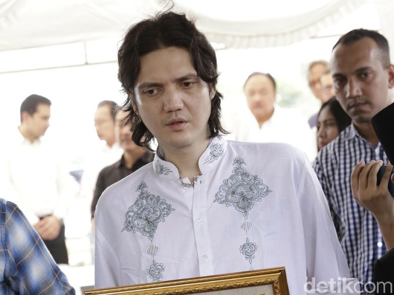 Ditangkap di ATM, Ini Barang Bukti yang Disita dari Ozzy Albar Ditangkap di ATM, Ini Barang Bukti yang Disita dari Ozzy Albar
