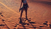 Begini gaya Kenza saat hunting foto di Dubai. (kenzas/Instagram)