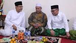 Serunya Momen Kulineran Menakertrans Hanif Dhakiri yang Doyan Kolak