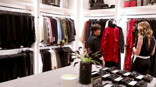 Lemari Kris Jenner berisi macam-macam benda fashion. Mulai dari gaun, blazer, jumper, sweater, tas hingga sepatu. Foto: YouTube/Judith Leiber Couture