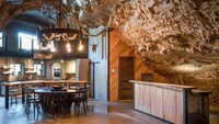 Isi dalam hotel gua ini sungguh bikin mata melotot karena dipenuhi oleh furniture mewah dan banyak fasilitas. Istimewa/Mallory Gallery/Boredpanda.
