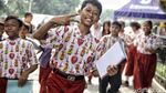 Patut Dicontoh! Siswa SD Ini Menunggu Bus Sambil Belajar