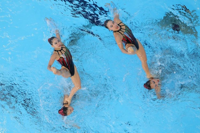 Tim renang artistik Korea Selatan memilih busana renang halter neck dengan detail yang tidak terlalu ramai namun tetap stand out saat dipakai di dalam kolam renang.Foto: Getty Images