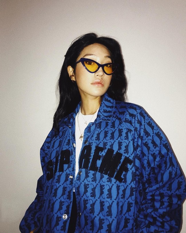 Penampilan kekinian Peggy dengan jaket oversized plus kacamata dengan lensa kacamata warna kuning.  Foto: dok. Instagram (@peggygou_)