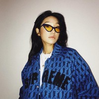 Penampilan kekinian Peggy dengan jaket oversized plus kacamata dengan lensa kacamata warna kuning.  Foto: dok. Instagram (@peggygou_)