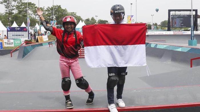 Aliqqa Novvery dan Bunga Nyimas, dua atlet belia di tim skateboard Indonesia pada Asian Games 2018 (Foto: M N Kanwa/ANTARA FOTO/INASGOC) Aliqqa Novvery dan Bunga Nyimas, dua atlet belia di tim skateboard Indonesia pada Asian Games 2018 (Foto: M N Kanwa/ANTARA FOTO/INASGOC)