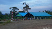 Kabut pegunungan mulai naik perlahan. Hawa dingin masih menusuk tulang di Pegaf. Mama-mama penjual di Pasar Pagi Anggi masih memakai sarung, kain tebal, hingga selimut untuk berjualan di sana (Masaul/detikTravel)