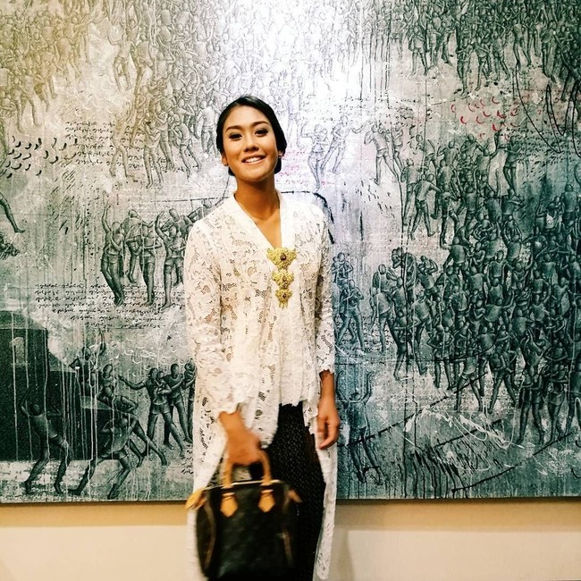 Shafa memancarkan aura ayunya dalam balutan kebaya encim penuh brokat. Menambah kesan mewah, Speedy Bag Louis Vuitton yang menjadi andalannya. (Foto: Instagram/@shafa_fadli)