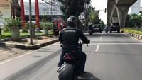 Tidak hanya berbeda dengan yang lainnya, moge Yamaha ini pun juga mampu menampilkan sisi unik dari Yamaha R1 yang membuat siapa saja yang melihat melongok. Bagaimana tidak? Semua perubahan dilakukan pada semua lini, tanpa menyisahkan model aslinya. Foto: detik