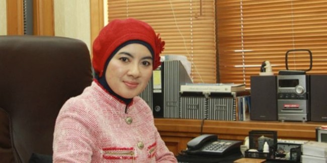 Nicke yang sudah berusia 50 tahun selalu tampil stylish dan elegan dalam berpenampilan. Gaya smart casual menjadi andalannya. Dan semuanya selalu matching. Seperti di foto ini, dia memadukan jaket tweed merah dengan turban merah. Foto: Dok. Pertamina, Facebook