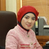 Nicke yang sudah berusia 50 tahun selalu tampil stylish dan elegan dalam berpenampilan. Gaya smart casual menjadi andalannya. Dan semuanya selalu matching. Seperti di foto ini, dia memadukan jaket tweed merah dengan turban merah. Foto: Dok. Pertamina, Facebook