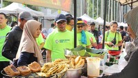 Sambil olahraga di area CFD Jakarta, Hanif sempat mampir ke stand kuliner. Ia terlihat sudah mengincar gorengan. Foto: instagram @hanifdhakiri
