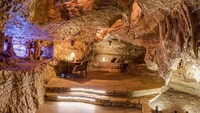 Gua ini dikelola oleh seorang pengusaha yang membelinya dengan harga US$ 146.000. Saat membelinya, gua ini diyakini bisa menjadi tempat bersembunyi yang aman dan nyaman saat perang dingin. Istimewa/Mallory Gallery/Boredpanda.