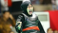 Sukses mengalahkan pesilat asal Vietnam Nguyen Thi Cam Nhi di babak final pencak silat kelas 60-65 kilogram, Kamelia Pipiet bawa pulang medal emas. Grandyos Zafna/detikcom.