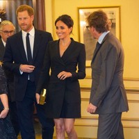 Saat menyaksikan pertunjukan Hamilton di London pada 2018 lalu, Meghan Markle memakai blazer dress hitam bergaya double-breast dari label Judith & Charles. Meghan lalu menyempurnakan gaun seharga US$ 595 atau sekitar Rp 9 juta itu dengan clutch emas kotak, berikut pointed-heels hitam yang menopang kakinya. (Foto: Dan Charity - WPA Pool/Getty Images)