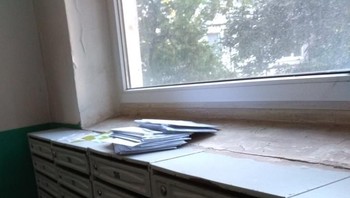 Malas memasukkan surat satu-satu ke kotaknya, maka ditumpuk saja. Foto: Brightside