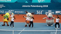 Ditengah keriuhan dan panasnya persaingan dalam pesta Olahraga multievent, kehadirannya cukup menggembirakan dan menghibur.