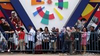 Penampakan sejumlah warga saat antre untuk membeli souvenir khas Asian Games 2018.