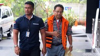 Manahan Panggabean datang dengan mengenakan rompi tahanan KPK.