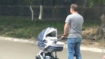 Sang ayah yang gak mau capek jalan kaki. (Foto: Brightside)