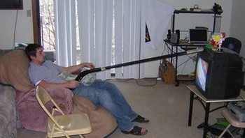 Gak ada remote, tongkat pun jadi. (Foto: Brightside)