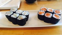 Ini bukti lain kalau Lana doyan sushi. Ia menikmatinya di restoran Summer Fish & Rice. Foto: Instagram lanacondor