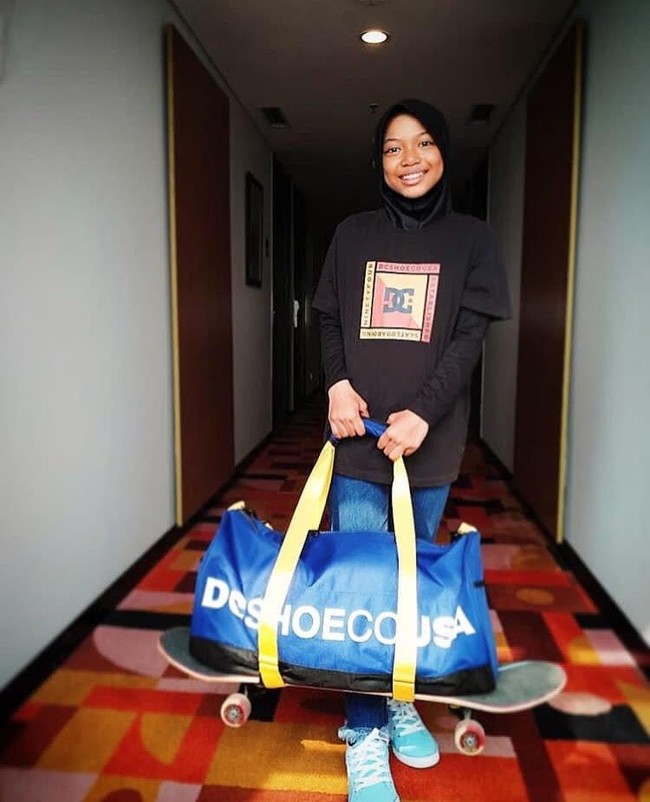 Saat bertanding, Nyimas selalu memakai hijab instan. Hijab tanpa peniti ataupun jarum pentul memudahkan para atlet untuk bergerak. Hijab instan yang ia pakai bermacam-macam. Mulai dari bahan kaos hingga jersey. Salah satu merek hijab instan lokal yang pernah ia pakai adalah Noore Sport. Foto: dok. Instagram