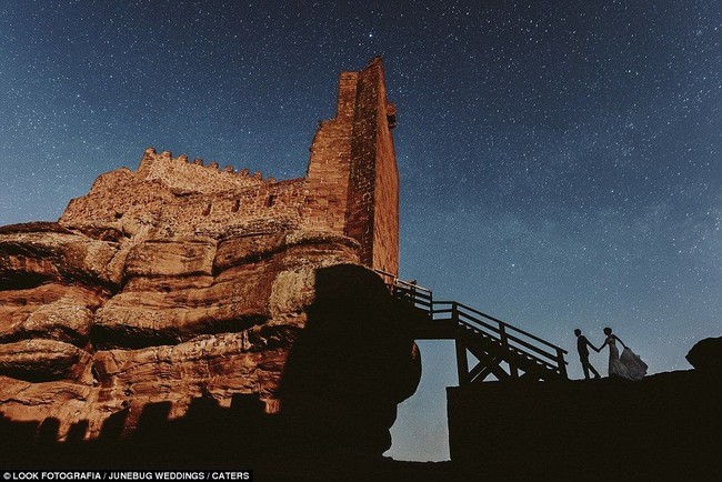 Foto dramatis diambil di Peracense Castle, di Teruel, Spanyol. Foto mengagumkan itu diabadikan oleh Vinny Labella dari Look Fotografia. Foto: Dok. Junebug Weddings/Look Fotografia