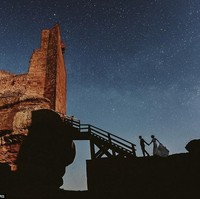 Foto dramatis diambil di Peracense Castle, di Teruel, Spanyol. Foto mengagumkan itu diabadikan oleh Vinny Labella dari Look Fotografia. Foto: Dok. Junebug Weddings/Look Fotografia