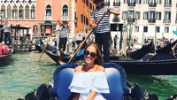 Kenza juga menjelajahi Venice, Italia dengan sampan ikoniknya. (kenzas/Instagram)