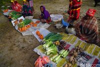  Mama penjual di Pasar Pagi Anggi yang memakai kain tebal saat berjualan (Masaul/detikTravel)