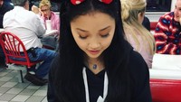 Fast food tak Lana lewatkan saat dirinya main ke Disneyland. Apalagi fast food-nya burger In N Out yang terkenal enak! Foto: Instagram lanacondor