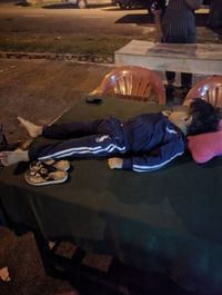 Waduh! Usai Makan, Keluarga Ini Lupa Bawa Anaknya yang Sedang Tidur