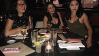 Kalau ini pose Lana saat makan malam bersama para pemeran wanita di To All The Boys Ive Loved Before. Baru saja ditayangkan, film ini banyak disukan penikmat film. Foto: Instagram lanacondor