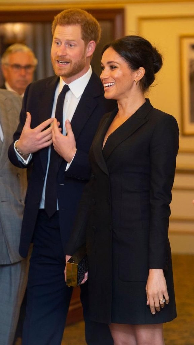 Menariknya, dress tersebut hadir dalam siluet blazer bergaya double-breast (berkancing ganda) sehingga terkesan Meghan memakai blazer tanpa celana. Kaki jenjang Meghan yang terekspos pun kian mempertegas aura seksinya. (Foto: Getty Images)