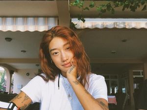 Aksi DJ Cantik Asal Korea Selatan Pungut Sampah di Pantai Bali