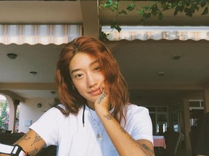 Aksi DJ Cantik Asal Korea Selatan Pungut Sampah di Pantai Bali