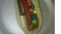 Bukan saus pedas, tapi netizen bernama Pablo ini, lebih senang menambahkan hotdognya dengan selai cokelat, dan permen M&Ms. Foto: Istimewa