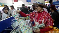 Berbagai macam souvenir dijual disini.