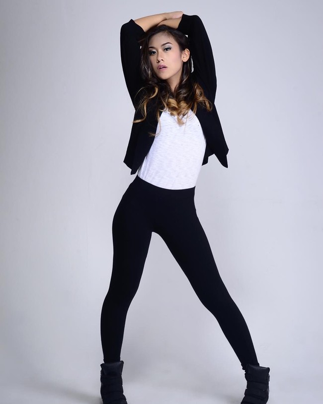 Dalam sebuah pemotretan, Shafa berpose menggoda dalam balutan busana hitam-putih. Untuk bawahan, ia memilih legging hitam yang mempertegas kaki jenjangnya. Model wannabe, tulis Shafa di keterangan foto. (Foto: Instagram/@shafa_fadli)