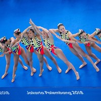 Tim renang artistik Jepang mengenakan busana renang tabrak warna dan motif saat berkompetisi di kategori Free Routine. Warna-warna kontras banyak dipakai sebagai busana renang artistik agar terlihat menonjol saat digunakan di dalam kolam renang. Foto: Getty Images