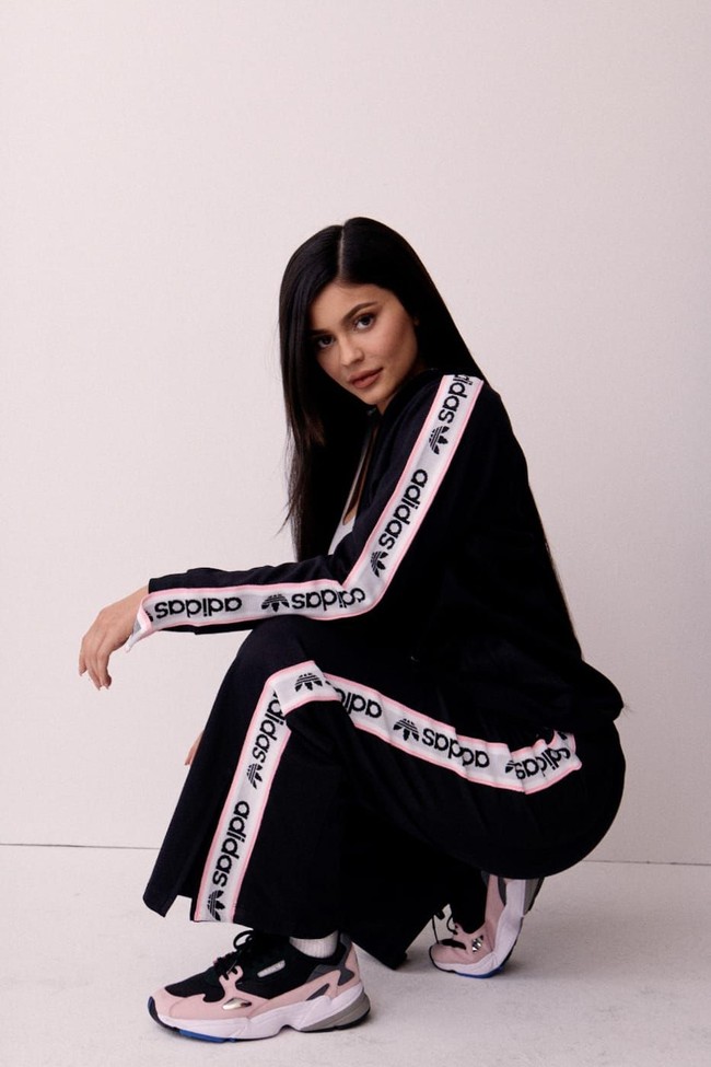 Foto lainnya menampilkan Kylie dengan training-suit longgar Adidas yang meninggalkan kesan feminin.  Tidak ketinggalan topi base-ball yang kembali mempertegas kesan sporty.  Foto: Instagram