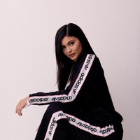 Foto lainnya menampilkan Kylie dengan training-suit longgar Adidas yang meninggalkan kesan feminin.  Tidak ketinggalan topi base-ball yang kembali mempertegas kesan sporty.  Foto: Instagram