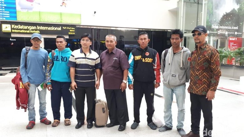 4 Nelayan Aceh yang Ngambang di Laut Thailand 8 Hari Dipulangkan 4 Nelayan Aceh yang Ngambang di Laut Thailand 8 Hari Dipulangkan